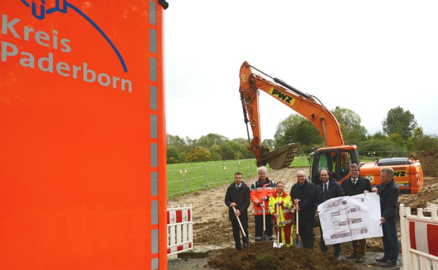 von links nach rechts: Burkhard Schwuchow, Bürgermeister der Stadt Büren, Herr Wolfgang Hesse, Teamleiter Rettungswache Büren, Agatha Enkemeier, Vorstandsmitglied des Notarztträgervereins, Landrat Manfred Müller, Sven Hein von der Firma atrium3, Architekten und Ingenieure Partnerschaftsgesellschaft mbB aus Büren, Michael Beninde, Ordnungsdezernent der Paderborner Kreisverwaltung, Hans-Jürgen Hellvoigt vom Tiefbauunternehmen PWZ Paderborner Wertstoffzentrum Verwaltungs-GmbH aus Borchen beim Spatenstich für die neue Rettungswache Foto: © Ulrike Sander, Amt für Presse- und Öffentlichkeitsarbeit, Kreis Paderborn 